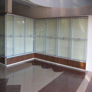 стеклянные витрины для магазинов и ТРЦ