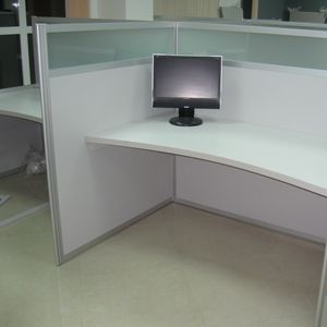 Стол офисный с перегородкой